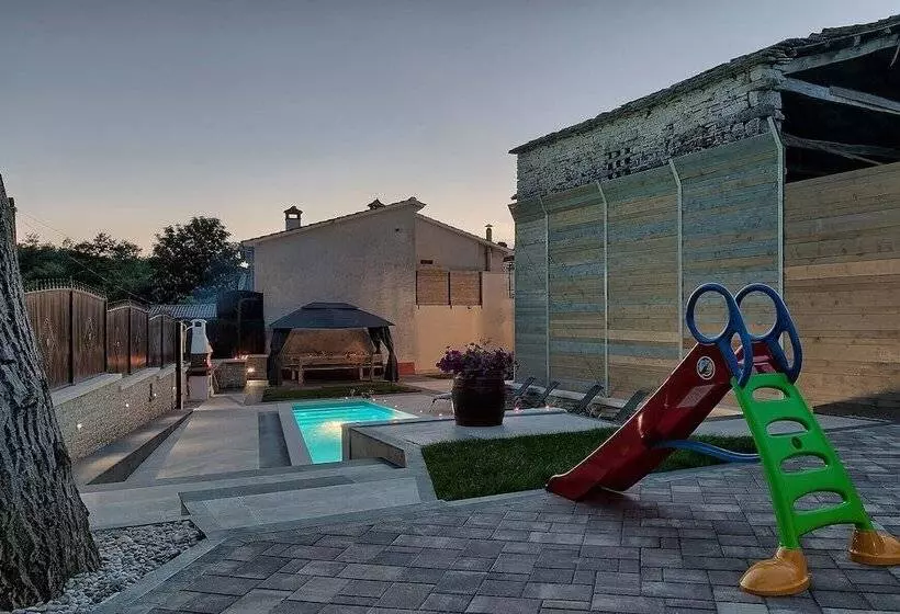 Luxury And Modern Villa With A Pool