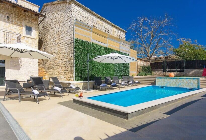 Luxury And Modern Villa With A Pool