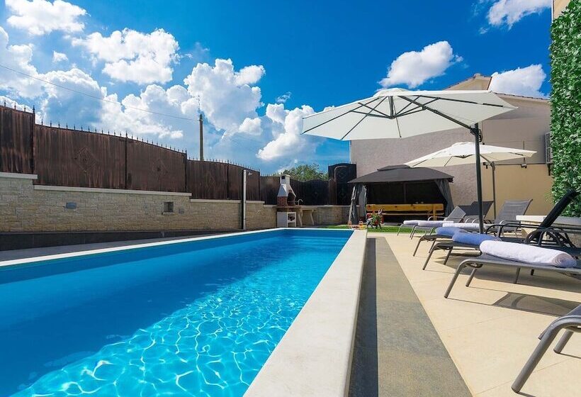 Luxury And Modern Villa With A Pool