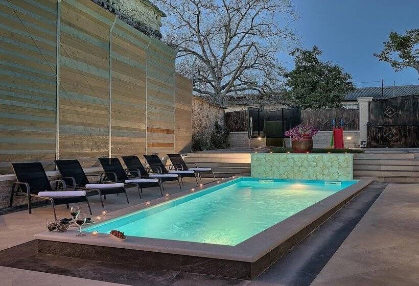 Luxury And Modern Villa With A Pool