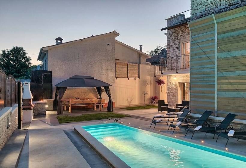 Luxury And Modern Villa With A Pool