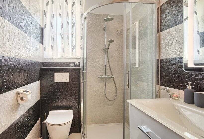 Luxury And Modern Villa With A Pool