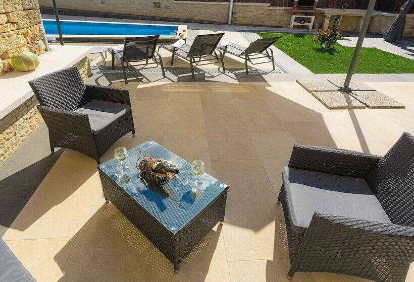 Luxury And Modern Villa With A Pool