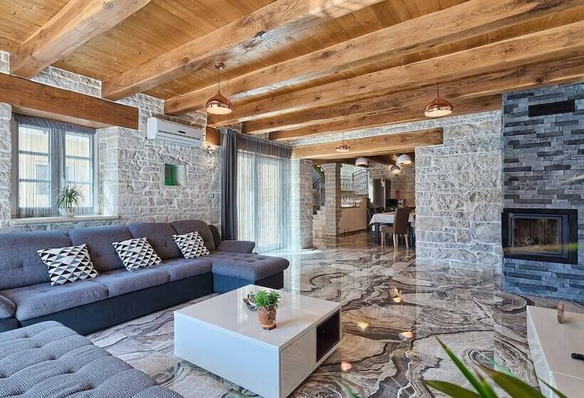 Luxury And Modern Villa With A Pool