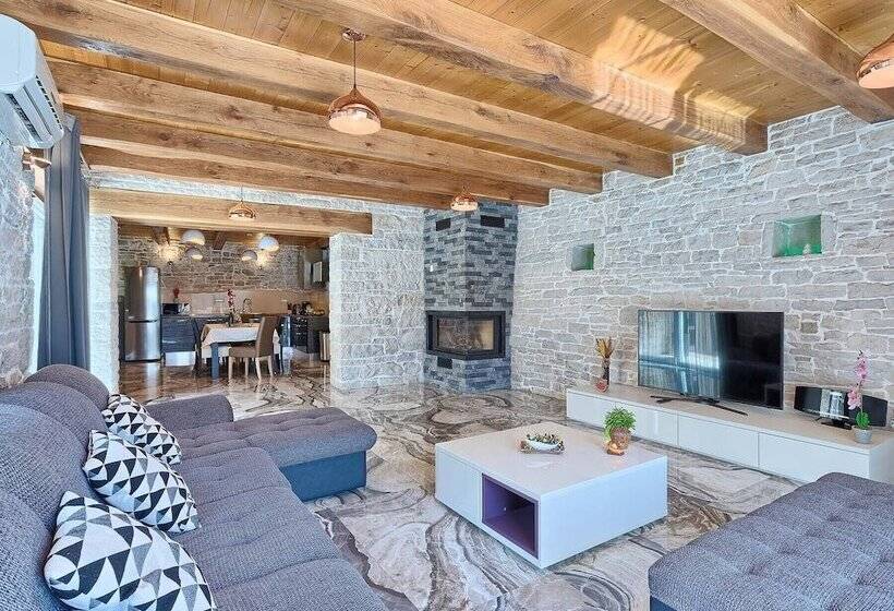 Luxury And Modern Villa With A Pool