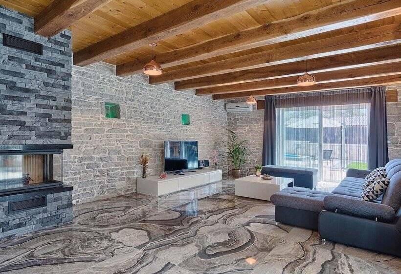 Luxury And Modern Villa With A Pool