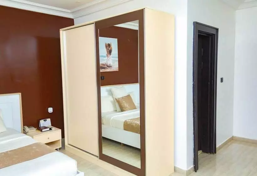 پانسیون The Point Hotel And Suites