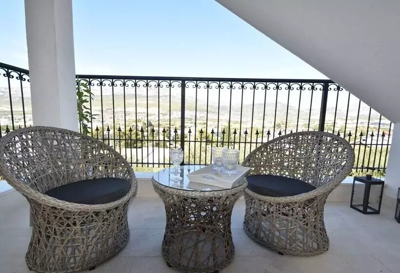 Spacious And Comfortable Apartment, Outside The Historical Centre Of Split