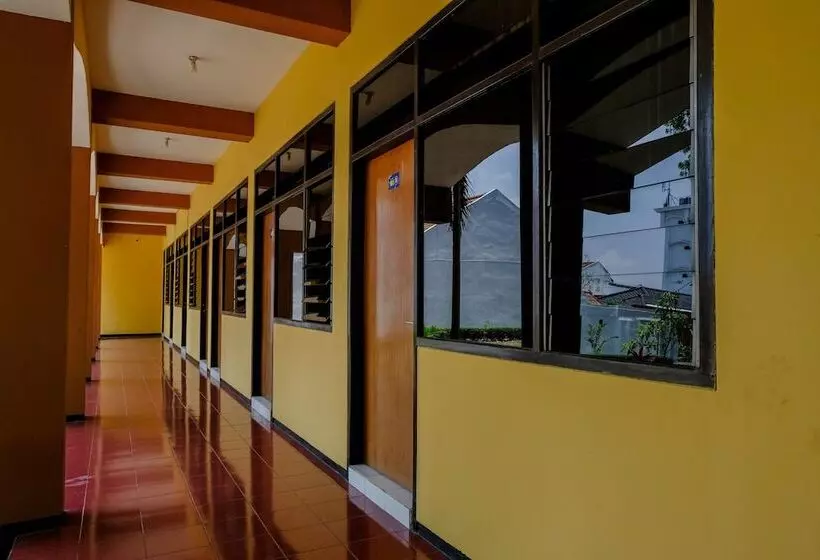 ユースホステル Uniga Malang Family Residence By Oyo Rooms