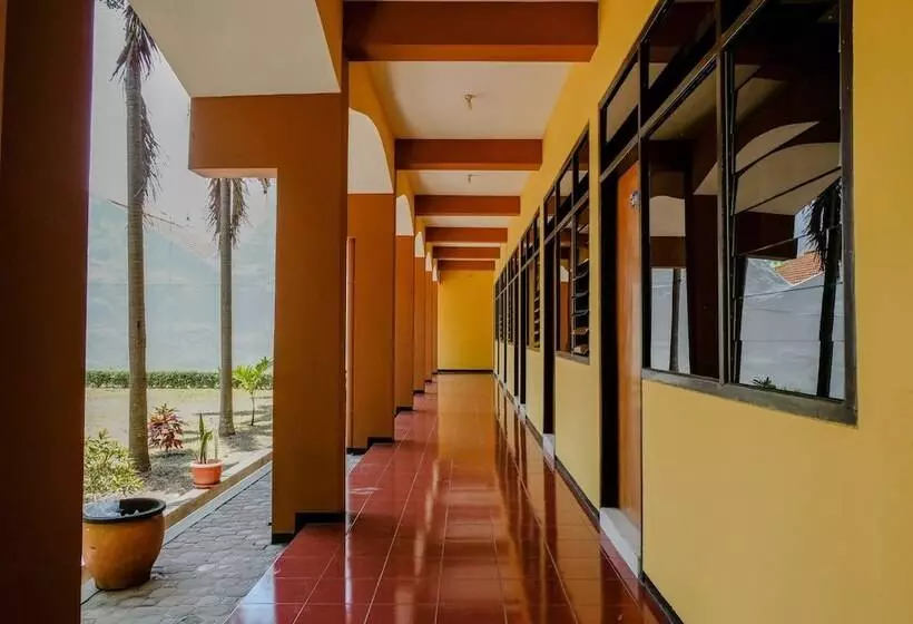 ユースホステル Uniga Malang Family Residence By Oyo Rooms
