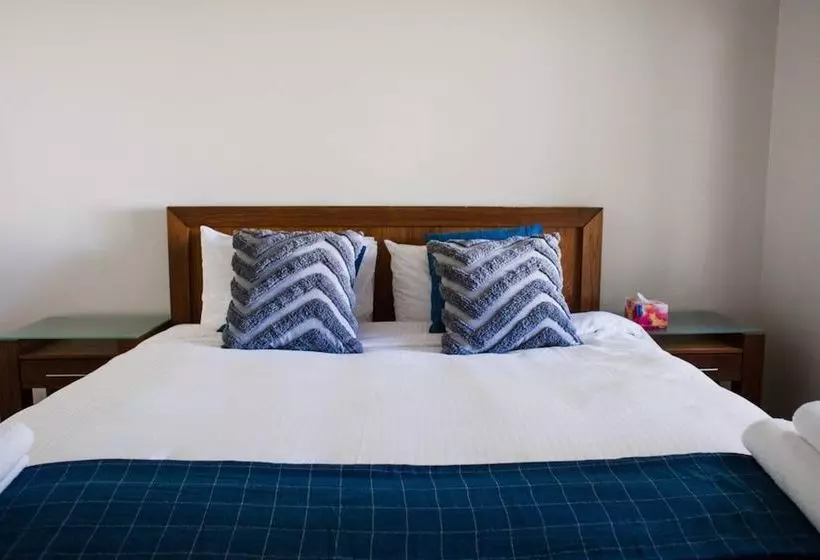 Cottesloe Beach Villa W/large Courtyard  Sleeps 4