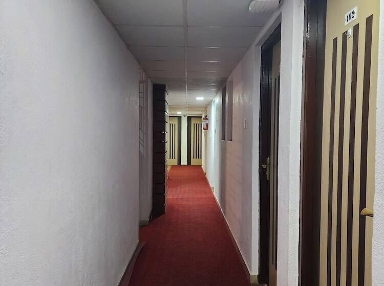 호텔 All Seasons Guest House I Rooms & Dorms