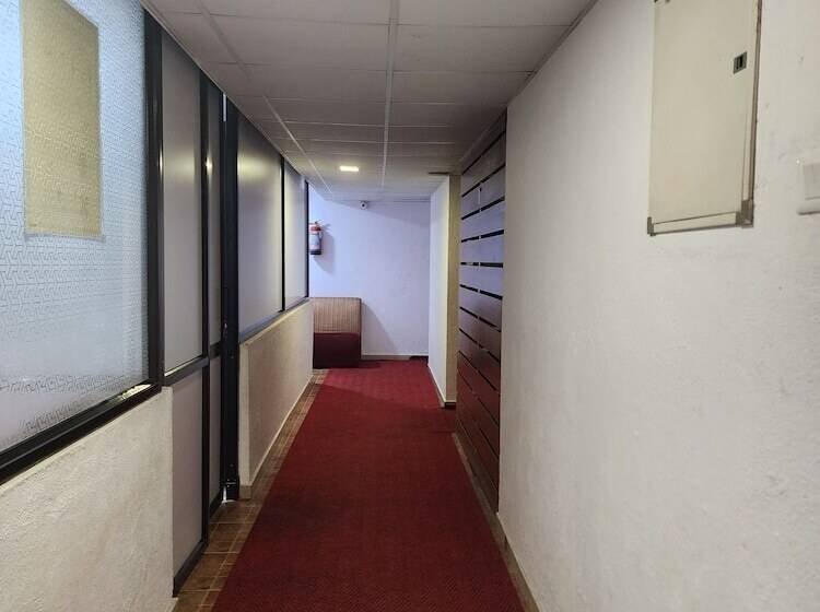 호텔 All Seasons Guest House I Rooms & Dorms