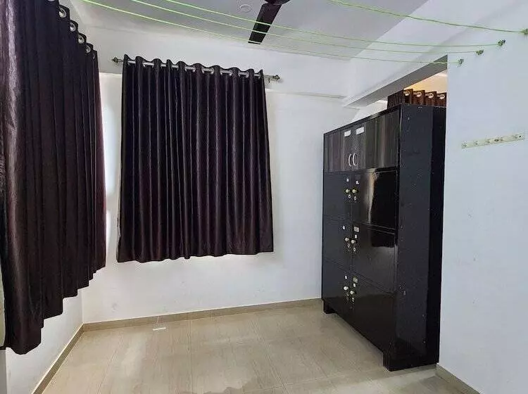 ホテル All Seasons Guest House I Rooms & Dorms