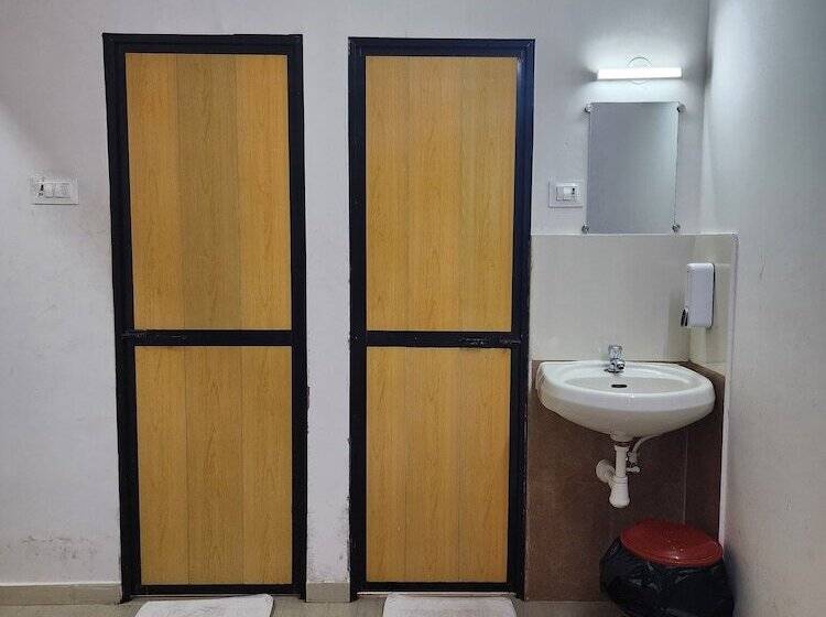 호텔 All Seasons Guest House I Rooms & Dorms