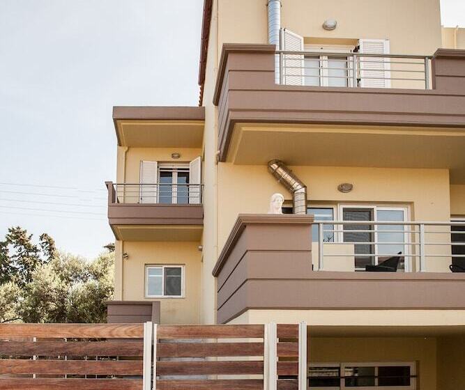 Thomis Beach Family Home Near The Sea