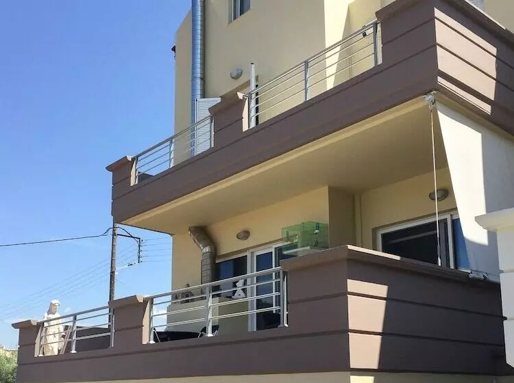 Thomis Beach Family Home Near The Sea