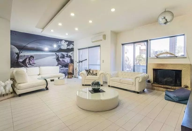 Thomis Beach Family Home Near The Sea