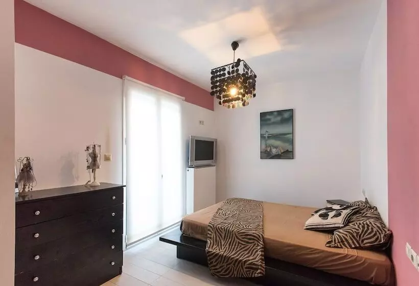 Thomis Beach Family Home Near The Sea