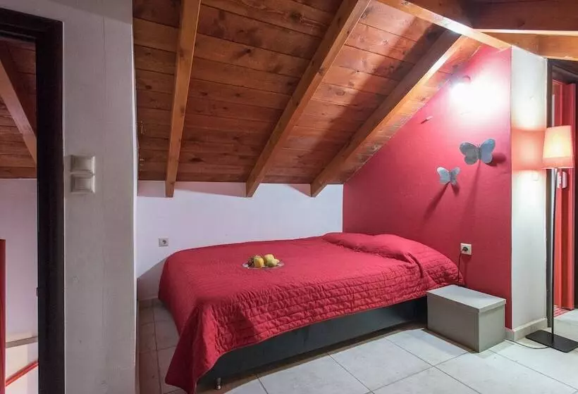 Thomis Beach Family Home Near The Sea