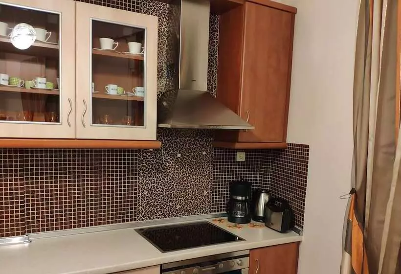 Travell Suite 11