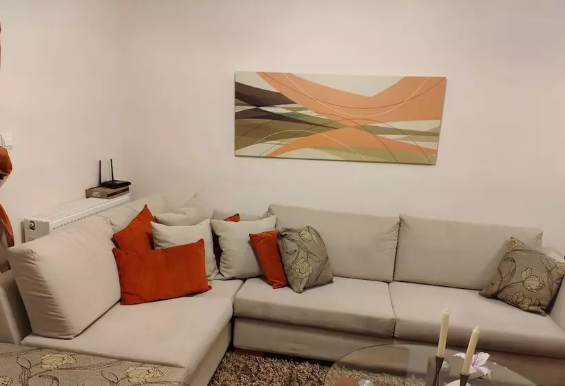 Travell Suite 11