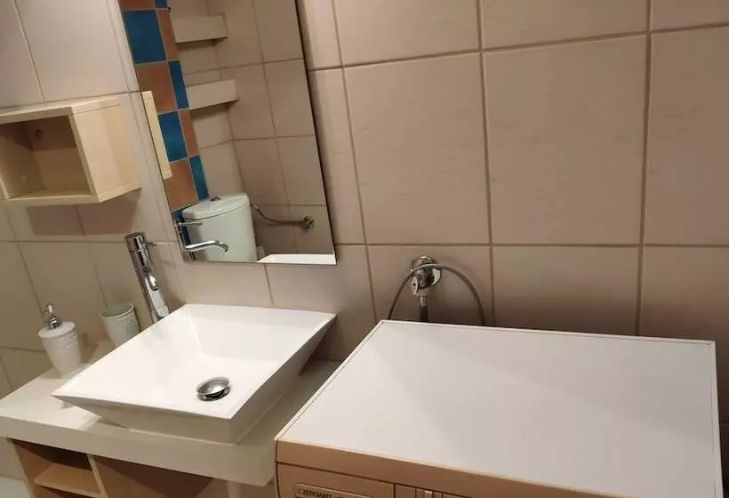Travell Suite 11
