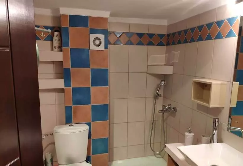 Travell Suite 11
