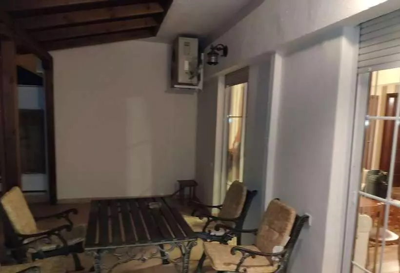 Travell Suite 11