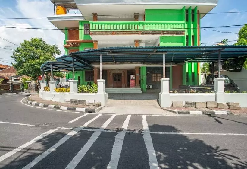 ペンション Reddoorz Syariah Near Puri Agung Denpasar