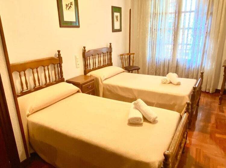 پانسیون Hostal Cristina