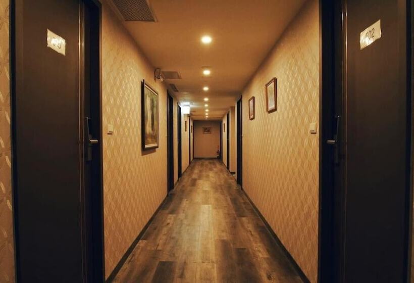 هاستل Crystal City