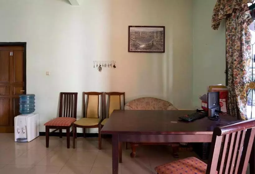 Hotelli Oyo 3030 Sindangsari Guest House