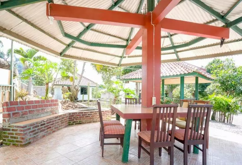 Hotelli Oyo 3030 Sindangsari Guest House