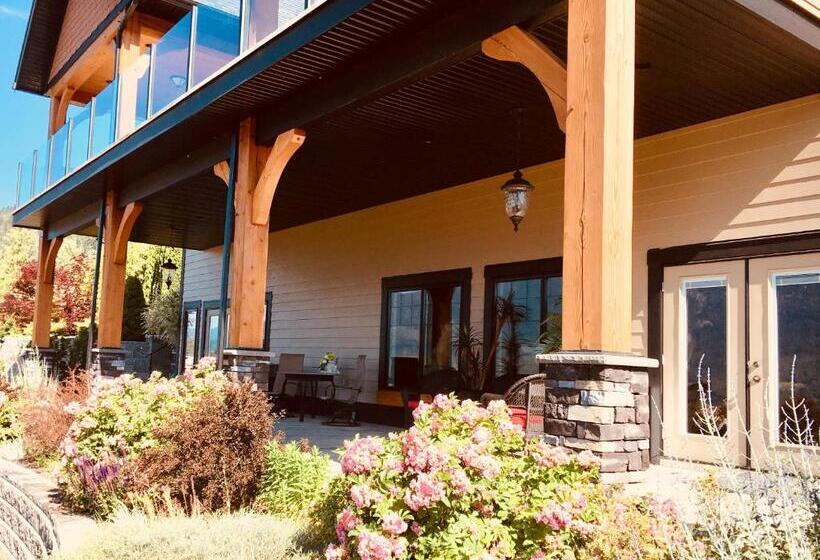 פנסיון Kootenay Wild Guest Suites