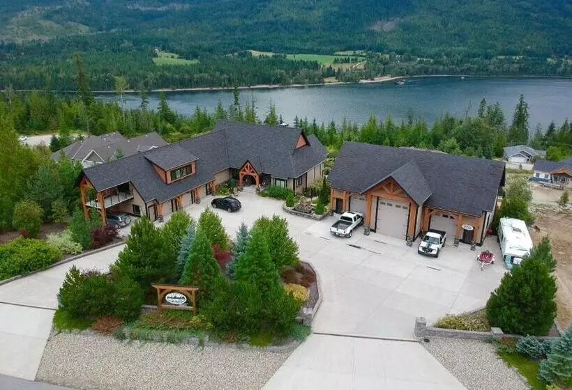 Majatalo Kootenay Wild Guest Suites