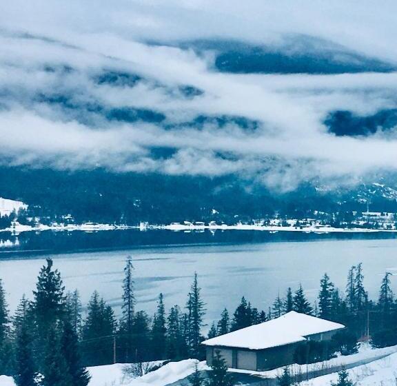 פנסיון Kootenay Wild Guest Suites