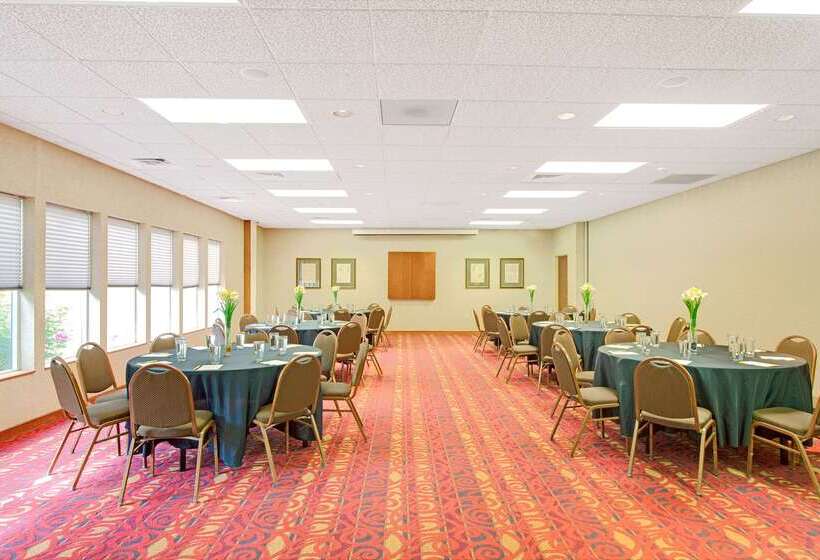 בית מלון כפרי Days Inn By Wyndham St. Louis/westport Mo