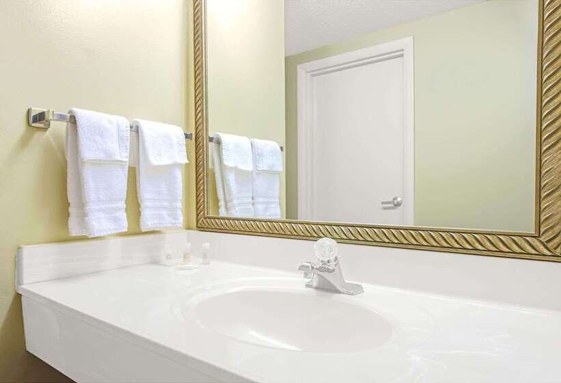 בית מלון כפרי Days Inn By Wyndham St. Louis/westport Mo