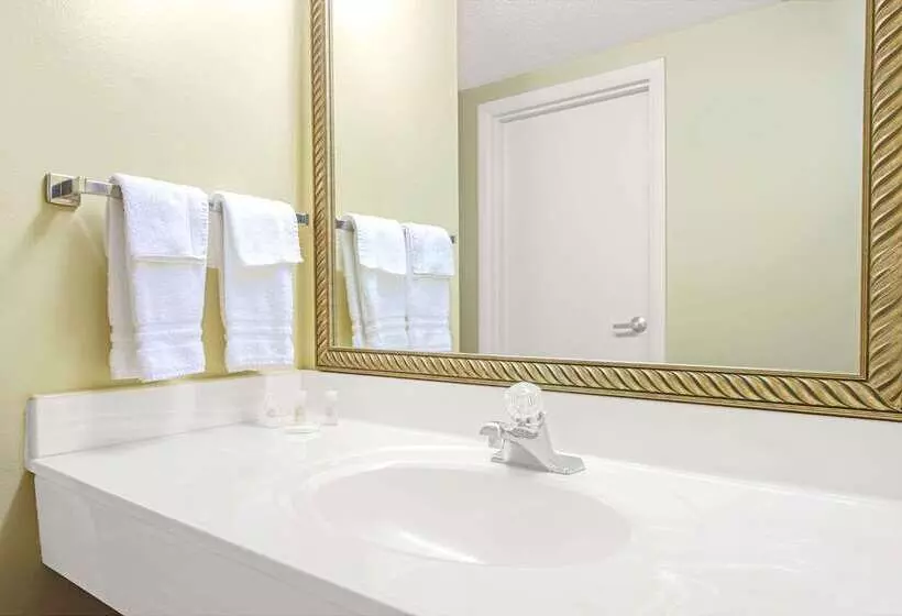 هتل Days Inn By Wyndham St. Louis/westport Mo