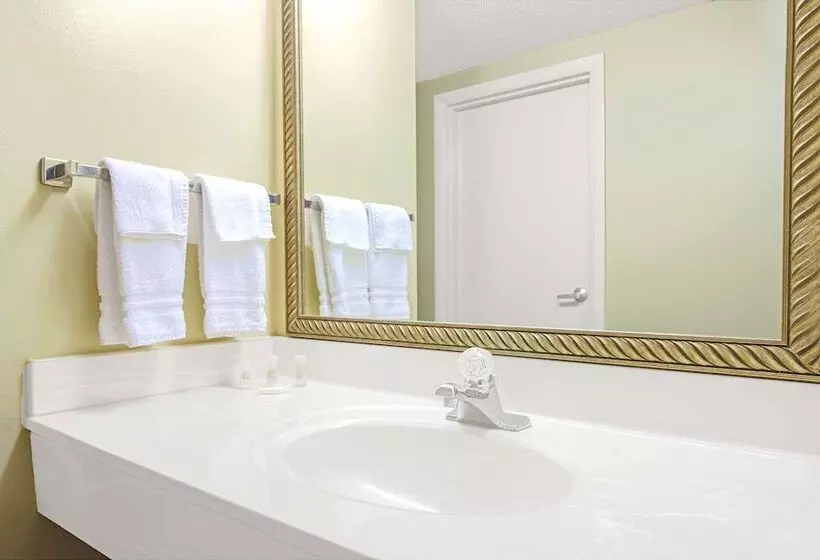 هتل Days Inn By Wyndham St. Louis/westport Mo