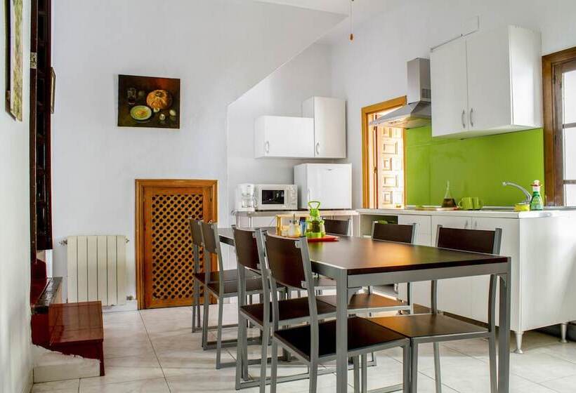 مسافرخانه Arc House Cordoba