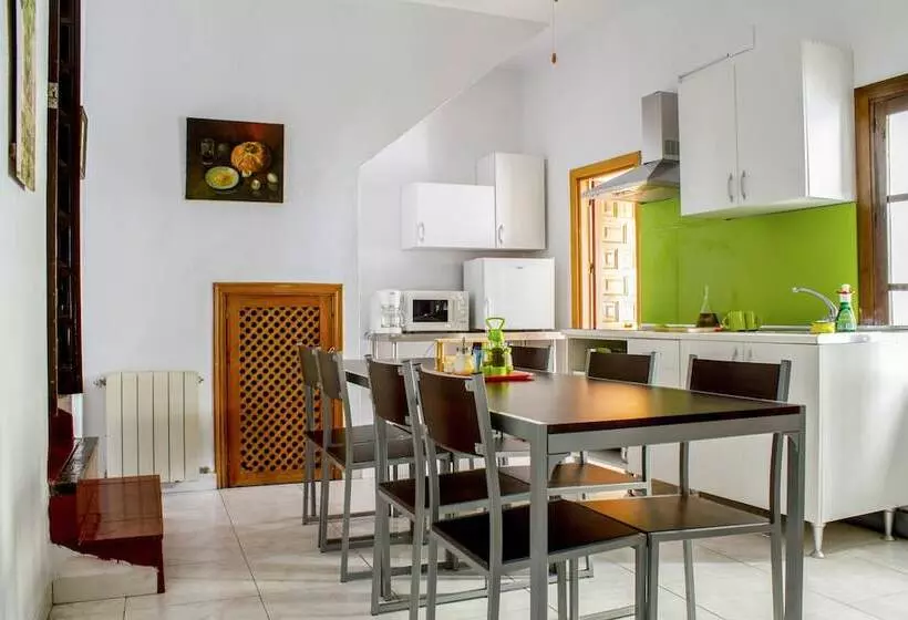 مسافرخانه Arc House Cordoba