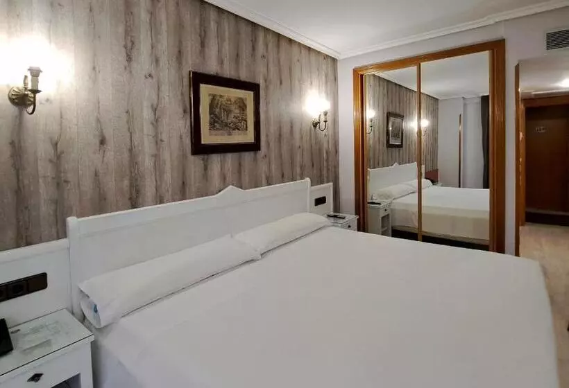 هتل Ciudad Cangas De Onis