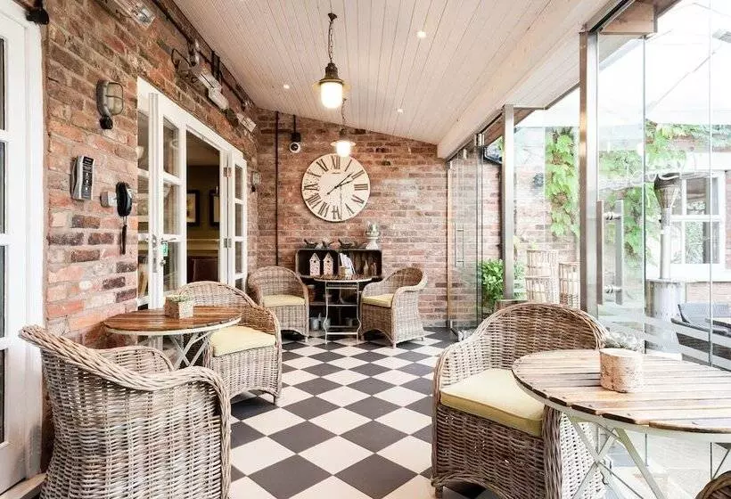 Отель Eleven Didsbury Park