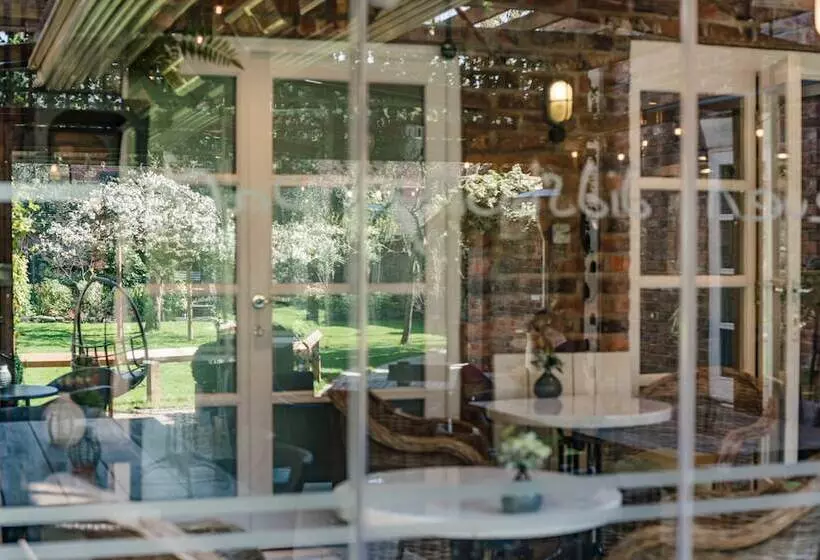 Отель Eleven Didsbury Park