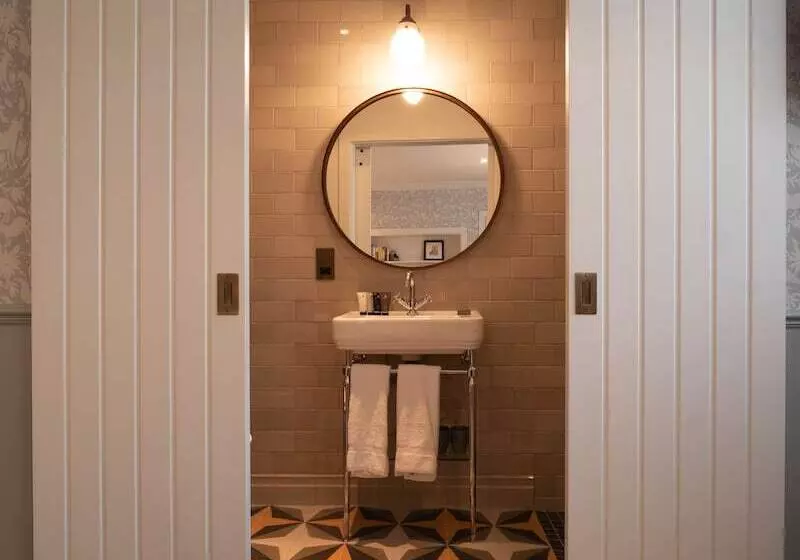 Отель Eleven Didsbury Park