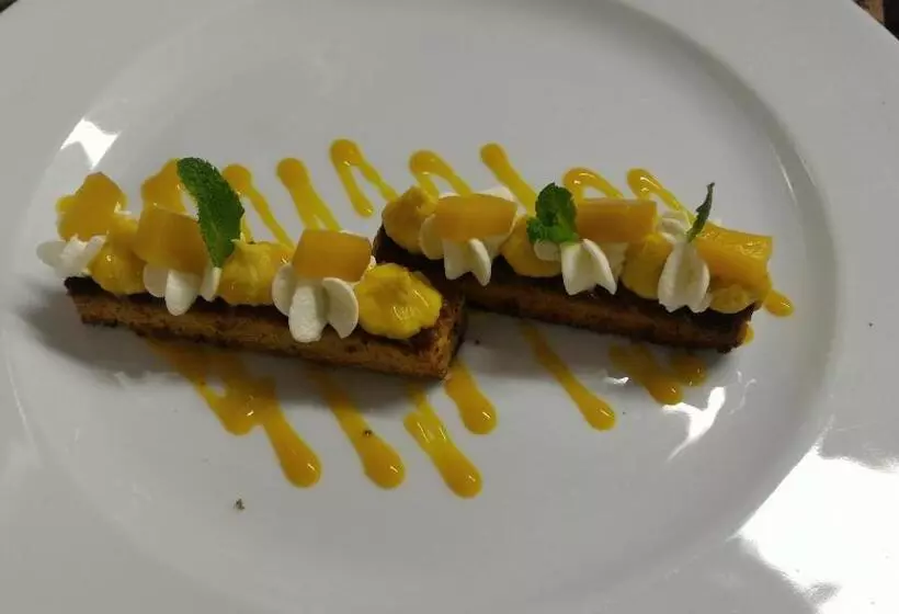 호텔 Logis Hôtel Restaurant Des Châteaux