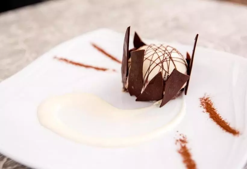 호텔 Logis Hôtel Restaurant Des Châteaux