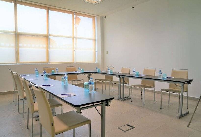 هتل Port Feria Valencia